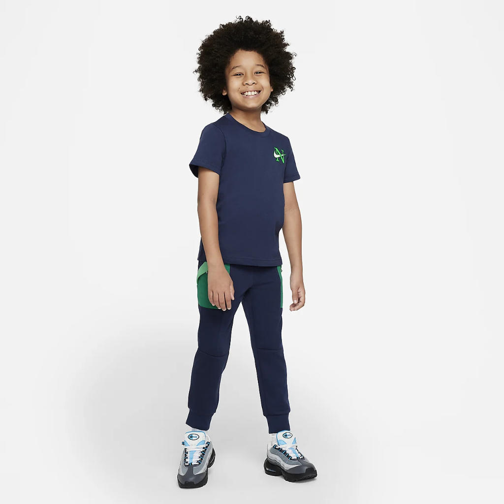 Nike Little Kids&#039; Globe T-Shirt 86K000-U90