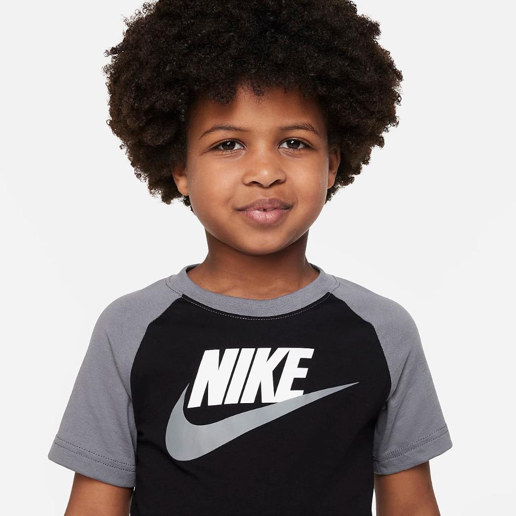Nike Sportswear Futura Raglan Tee Little Kids&#039; T-Shirt 86K661-023
