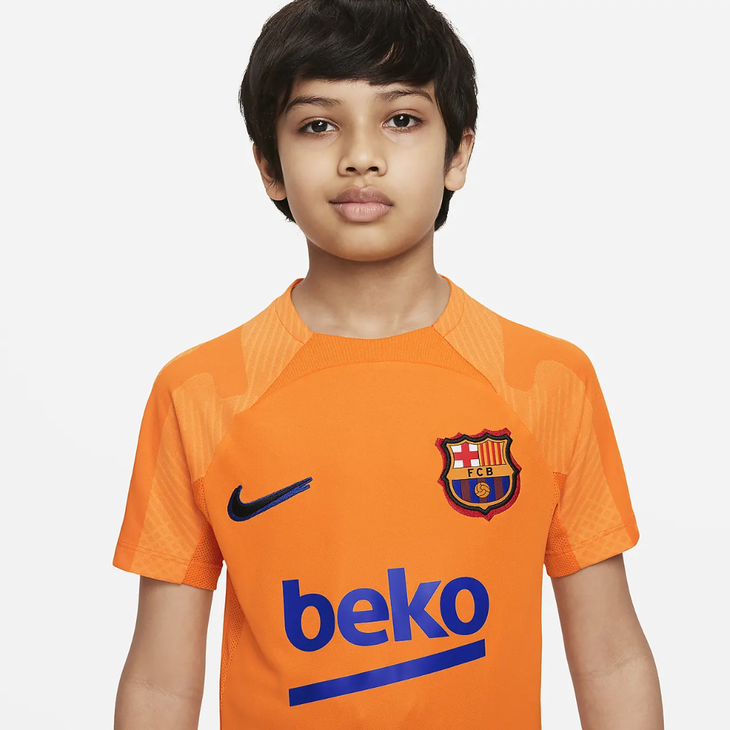 FC Barcelona Strike Big Kids&#039; Nike Dri-FIT Short-Sleeve Soccer Top DH7806-837