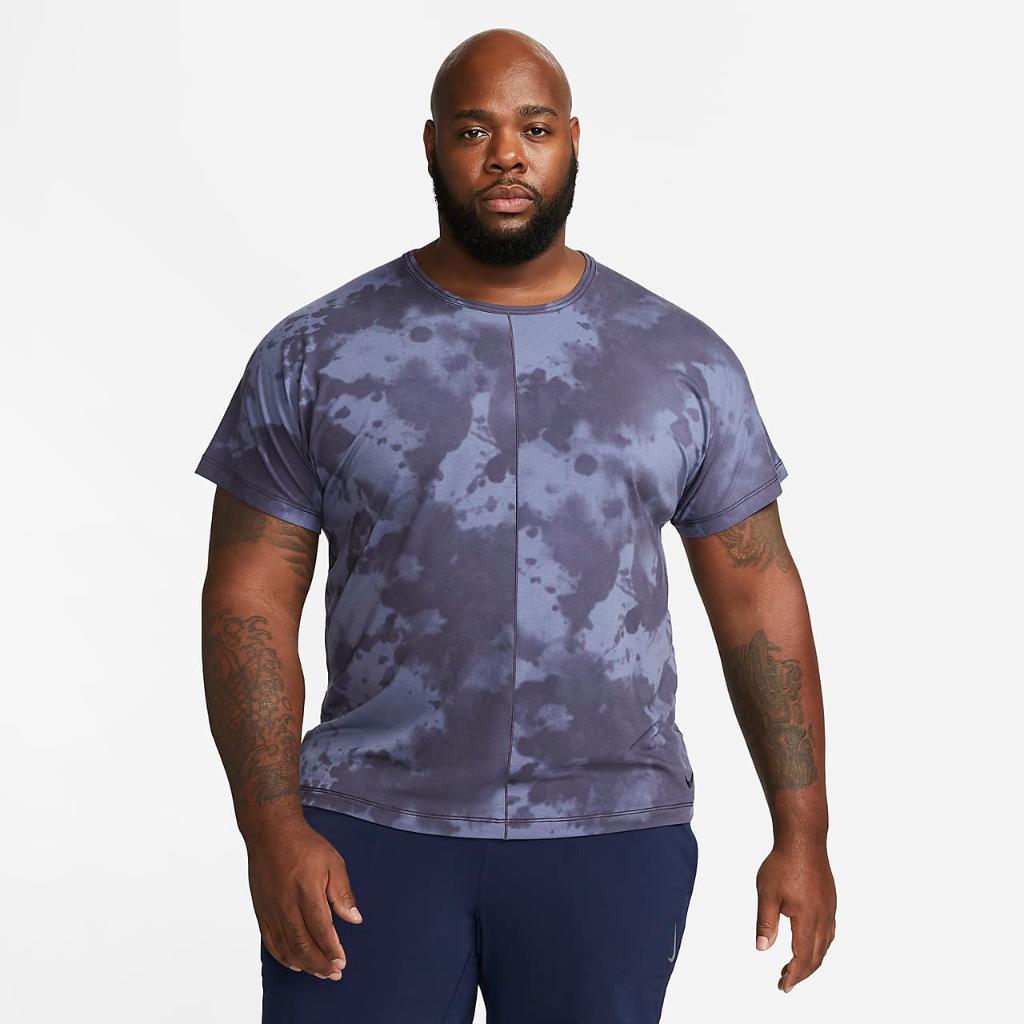 Nike Dri-FIT Men&#039;s Allover Print Short-Sleeve Yoga Top DX0922-015