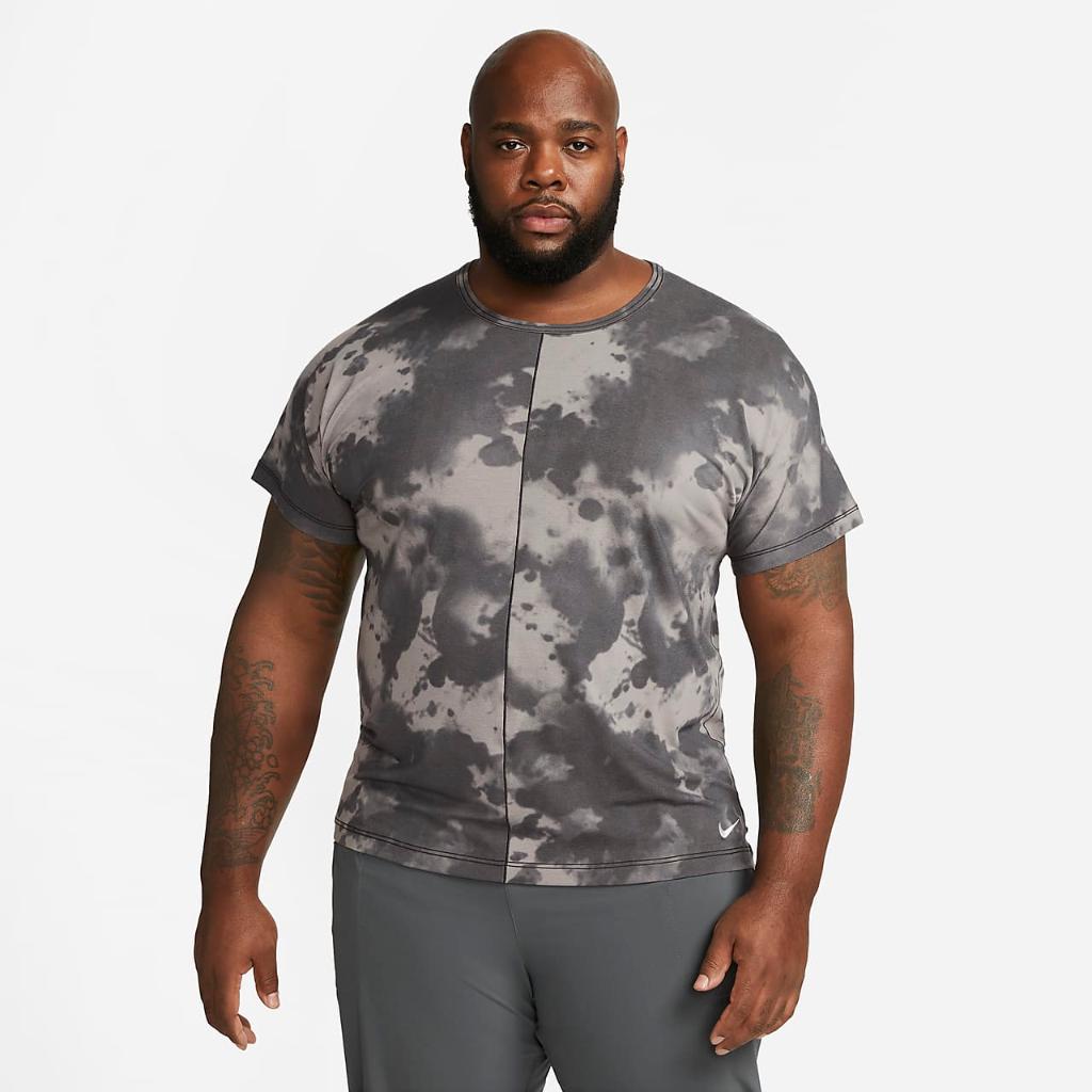 Nike Dri-FIT Men&#039;s Allover Print Short-Sleeve Yoga Top DX0922-060