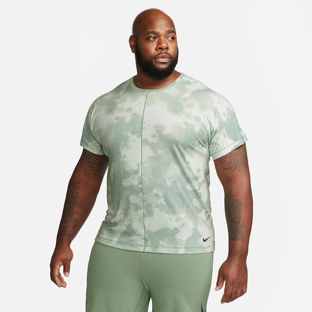 Nike Dri-FIT Men&#039;s Allover Print Short-Sleeve Yoga Top DX0922-330
