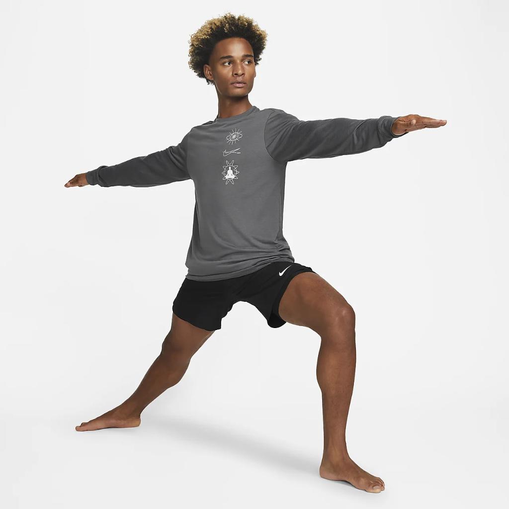 Nike Dri-FIT Men&#039;s Long-Sleeve Yoga T-Shirt DZ2651-068