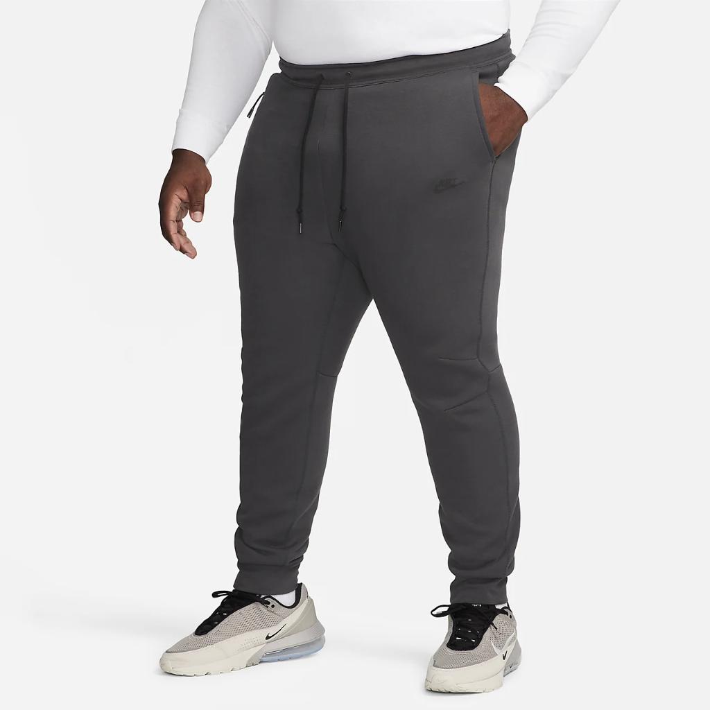 Nike Sportswear Tech Fleece Men&#039;s Slim Fit Joggers FB8002-060