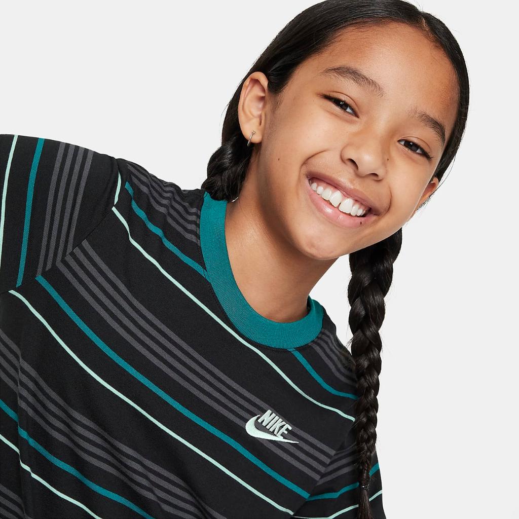 Nike Sportswear Big Kids&#039; T-Shirt FJ6348-010