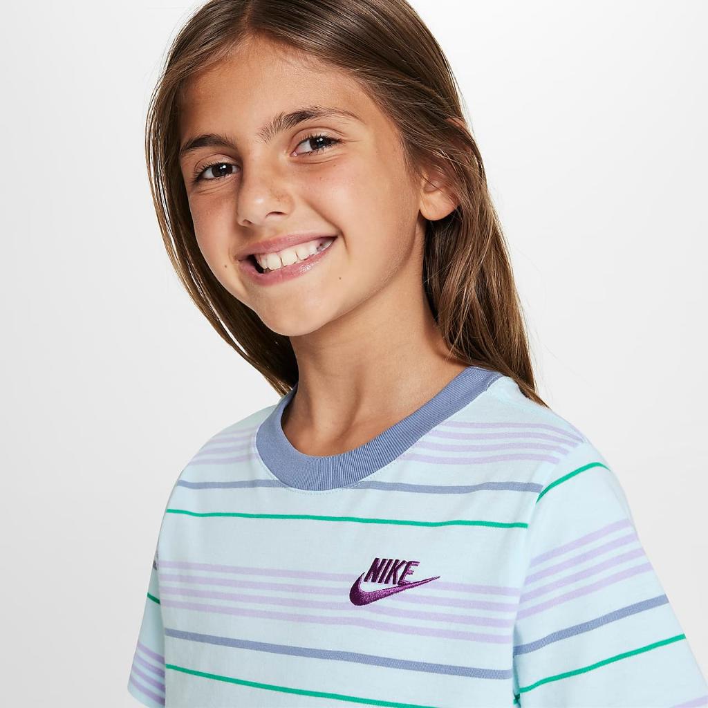 Nike Sportswear Big Kids&#039; T-Shirt FJ6348-474