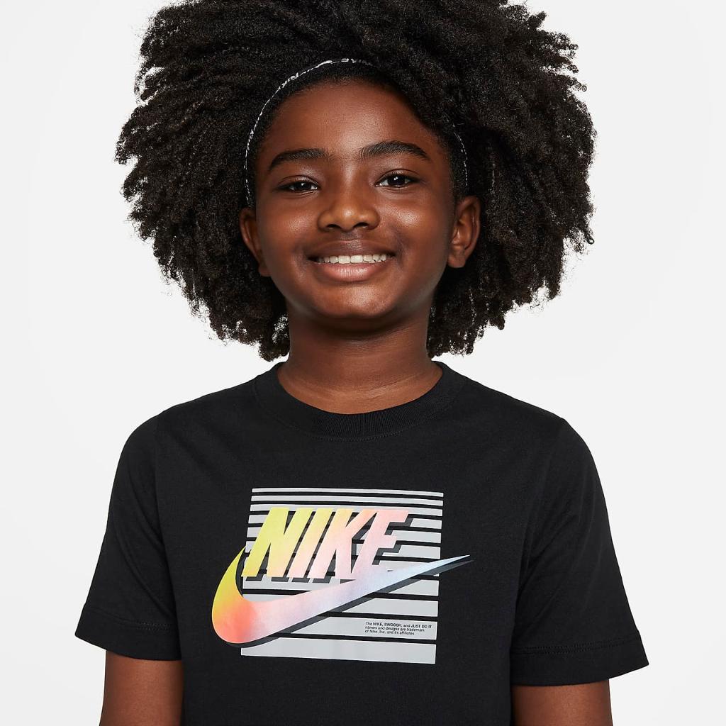 Nike Sportswear Big Kids&#039; T-Shirt FN9552-010
