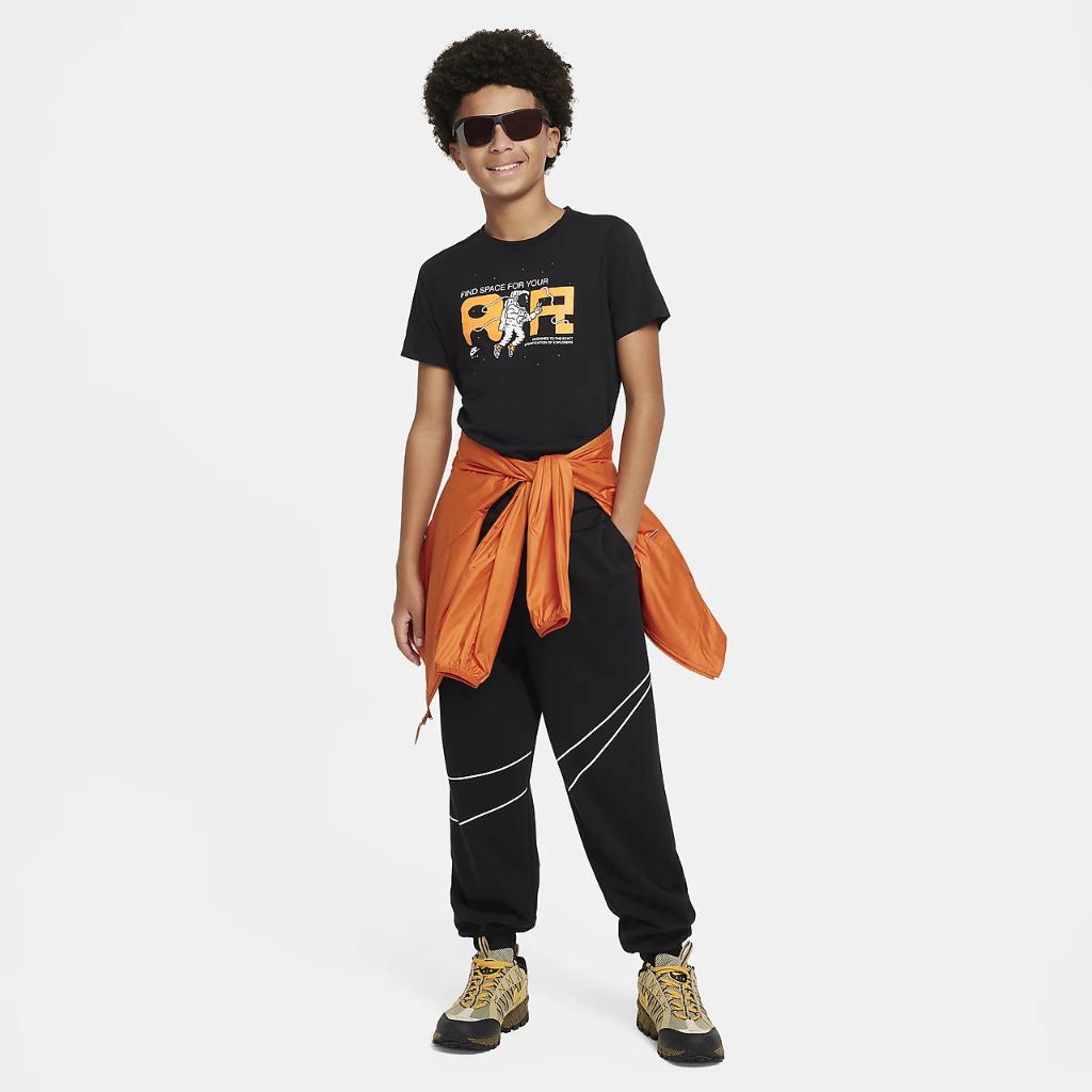 Nike Sportswear Big Kids&#039; T-Shirt FN9618-010