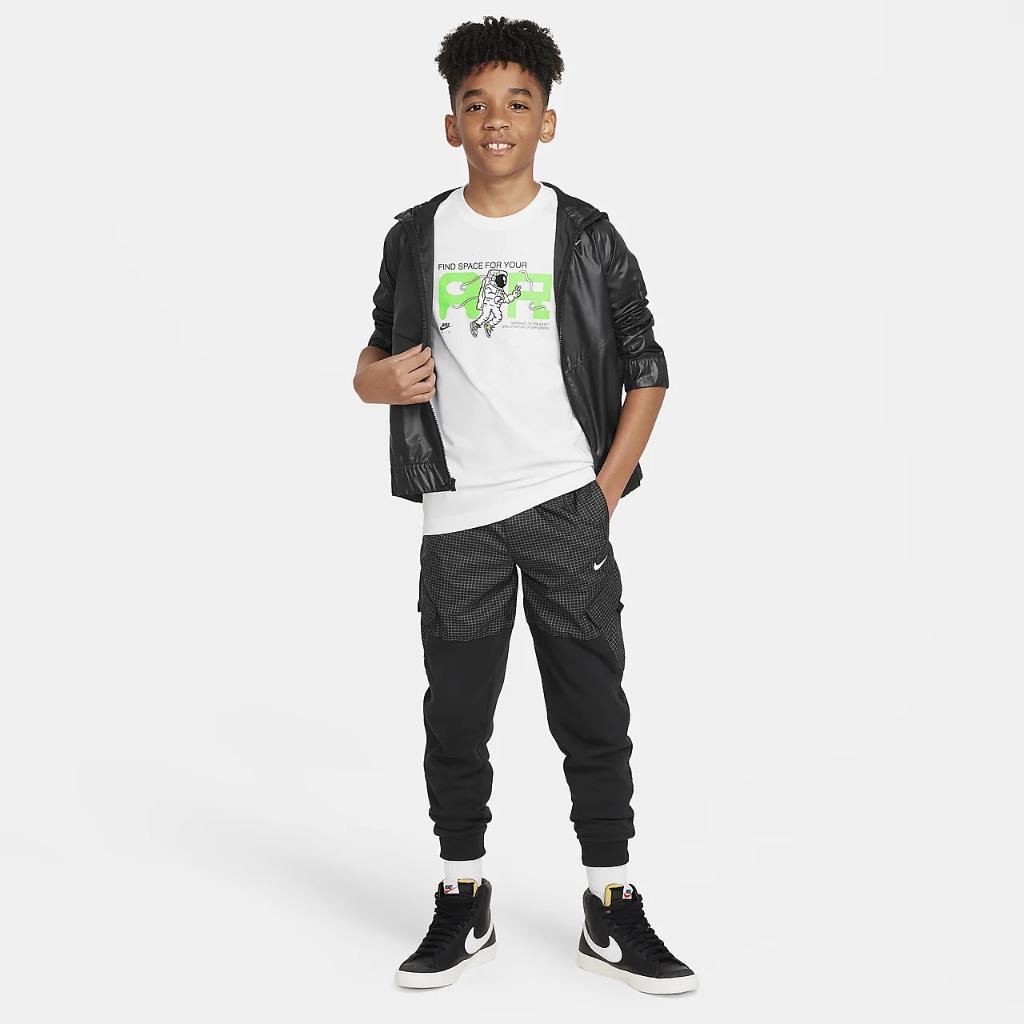Nike Sportswear Big Kids&#039; T-Shirt FN9618-100
