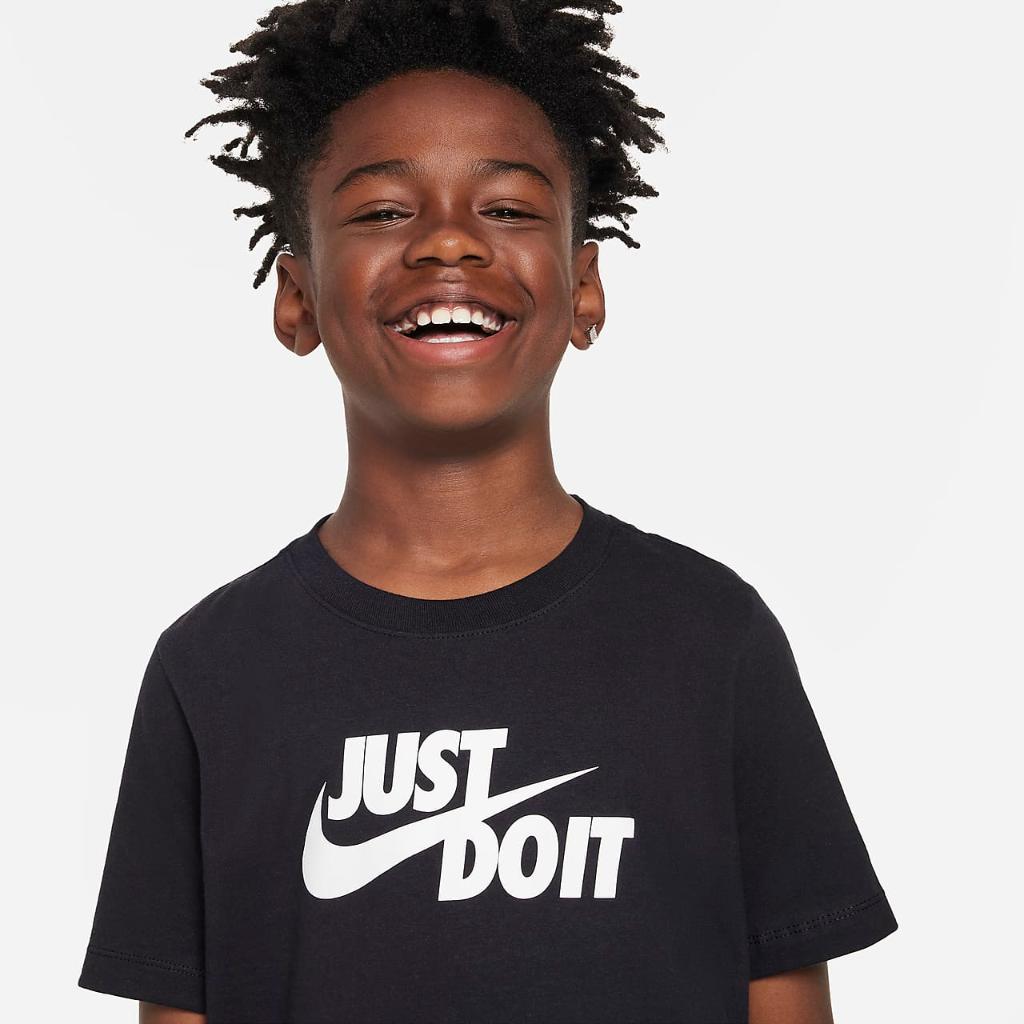 Nike Sportswear Big Kids&#039; T-Shirt FV4078-010